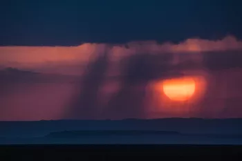 regen over de masai mara tijdens zonsondergang